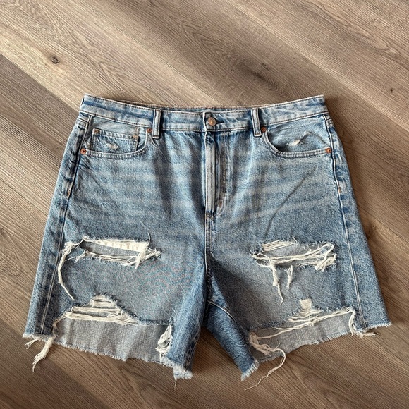 American Eagle women’s light blue distressed “baggy mom short” size 14 - Picture 2 of 9